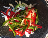 Foto del paso 2 de la receta: Wok de verduras y tiras de pechugas de pollo