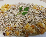 Foto del paso 3 de la receta: Huevos rotos con gulas