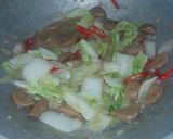 Foto langkah ke 4 dari resep Tumis Sawi Putih dan Bakso.