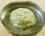 நேற்று சாதம் இன்று அக்கி மசாலா ரொட்டி(akki masala roti recipe in tamil) ரெசிபி ஸ்டேப் 2 புகைப்படம்