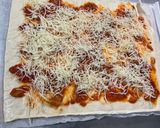 Une image de l'étape 4 de Pizza jambon tomate artichaut champignons emmental et mozzarella.
