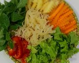 Hình bước làm 3 của món Salad rong sụn, ức gà