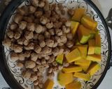 A picture of step 2 of Pumpkin and soyabean fry.