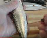 Foto del paso 3 de la receta: Cómo limpiar sardinas para freír
