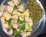 तुरीचे दाणे घालून वांगे बटाट्याची भाजी (toori ghalun vange batatayachi bhaji recipe in marathi) रेसिपी स्टेप 1 फोटो