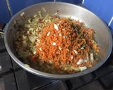 Foto del paso 2 de la receta: Tortilla de zapallitos y zanahoria rellena con queso y huevo