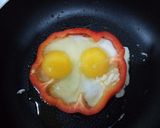 A picture of step 2 of Half fry egg.