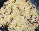 Foto langkah ke 5 dari resep Classic Spaghetti Carbonara.