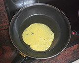 Foto del paso 2 de la receta: Bocadillo de solomillo con tortilla francesa y ensalada