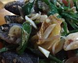 Foto langkah ke 3 dari resep Ikan Pindang Tumis Cabe Ijo.