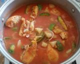 Foto del paso 5 de la receta: Pollo con papas y calabacines en salsa de jitomate
