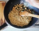 Foto del paso 4 de la receta: Merluza austral con espaguetis y ostiones al ajillo con cebollín y cilantro. 