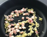 Foto del paso 2 de la receta: Judías verdes rehogadas con ajo y bacon con toque de pimentón