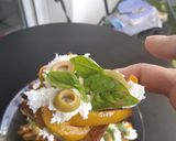 Foto langkah ke 8 dari resep Crostini ai peperoni, olive, burrata e basilico (toasts with peppers, olives, burrata and basil).