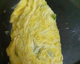 Gambar langkah 4 resipi Omelette.