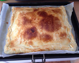 Foto del paso 4 de la receta: Empanada de pollo en salsa y queso de cabra