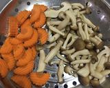 รูปขั้นตอนการทำที่ 2 ของ “ผัดผักรวมมิตรใส่ไก่”
