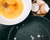 Hình bước làm 1 của món Trứng Chiên Cốm Hà Nội