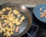 Foto del paso 5 de la receta: Arroz salchichas, pollo y camagrocs (rebozuelos)
