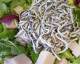 Foto del paso 2 de la receta: Ensalada con pollo empanado