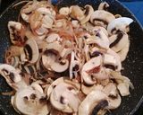 Foto del paso 2 de la receta: Pollo en salsa de cebolla y champiñones