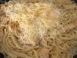Спагеті з куркою, вершками та сиром