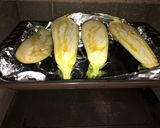 Foto del paso 2 de la receta Berenjenas rellenas con guarnición de aguacate y ensalada