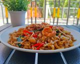 Foto langkah ke 8 dari resep Char Kway Teow 15 Menit! 🔥 Kwetiau Goreng Malaysia ala Penang 🇲🇾 Anti Gagal.