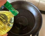 A picture of step 1 of Garlic oil - kra teum Jeaw 🧄.