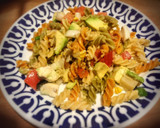 Foto del paso 3 de la receta: Ensalada completa de pasta con aguacate y mozzarella