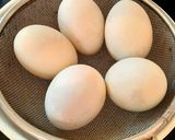 Hình bước làm 1 của món Trứng vịt lộn um bầu