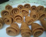 डिजाइनर रोल कोन मसाला मठरी (designer roll cone masala mathri recipe in Hindi) रेसिपी चरण 9 फोटो