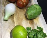 Foto del paso 1 de la receta: Ensalada de tomate aguacate y cilantro