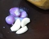 Foto langkah ke 2 dari resep Stik Bawang Pedas Gurih.
