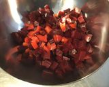 Une image de l'étape 5 de Salade de betteraves aux tomates, bleu d'Auvergne et herbes sauce balsamique.