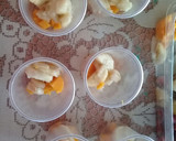 Foto del paso 2 de la receta: Frutiletas 🍭 🍑🥭🍌🍓🍏🍍 🥛🥛🥛