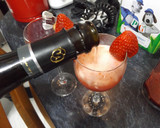 Foto del paso 2 de la receta: Cóctel de champagne con fresas y Cointreau