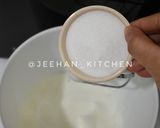 Foto langkah ke 5 dari resep Tokyo Banana Chocolate Roll Cake.
