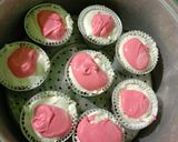 Foto langkah ke 6 dari resep Bolu kukus merah putih.