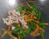 Foto langkah ke 3 dari resep Tumis bunga bawang ayam.