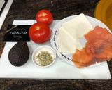 Foto del paso 1 de la receta: Ensalada de tomate salmón y queso fresco y aguacate con Vidalim