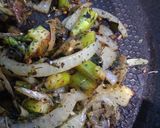 Foto del paso 2 de la receta: Brócoli con cebolla y queso