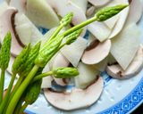 Hình bước làm 2 của món 🌱 Salad Su Hào, Nấm & Măng Tây Rừng Sốt Hành Tăm