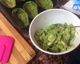 Foto del paso 1 de la receta: Aguacates rellenos de pollo y champiñones