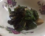 Foto langkah ke 3 dari resep Tumis Jamur Kuping dengan Bakso & Daun So/Daun Melinjo.