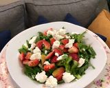 صورة لخطوة 1 من وصفة سلطة الفراولة وجبنة الفيتا 🍓🧀