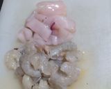 Foto langkah ke 2 dari resep Tumis kangkung seafood.