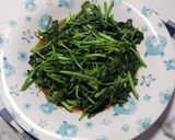Foto langkah ke 4 dari resep Tumis Bayam Tabur Bawang.
