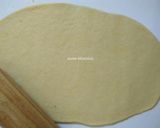 Foto langkah ke 3 dari resep Roti manis gulung isi keju kismis.