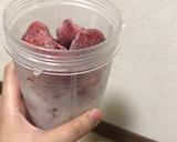 Hình bước làm 2 của món Smoothie Sữa Dâu cho người Tiểu Đường